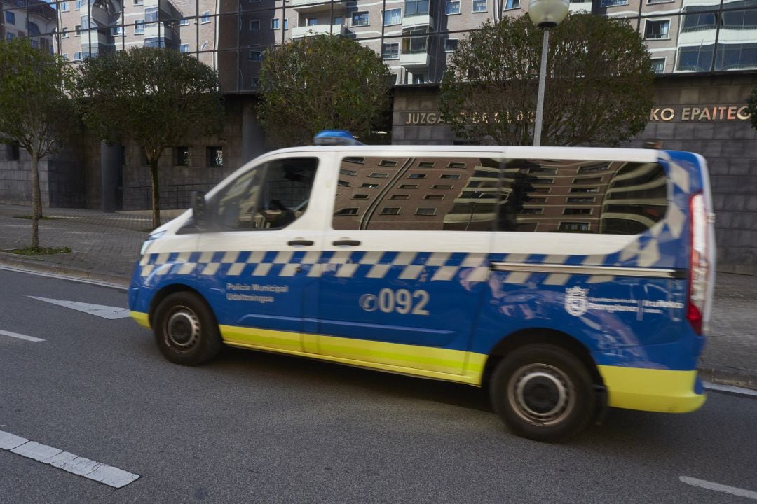 Un furgón de la Policía Municipal de Pamplona, en las inmediaciones del Palacio de Justicia