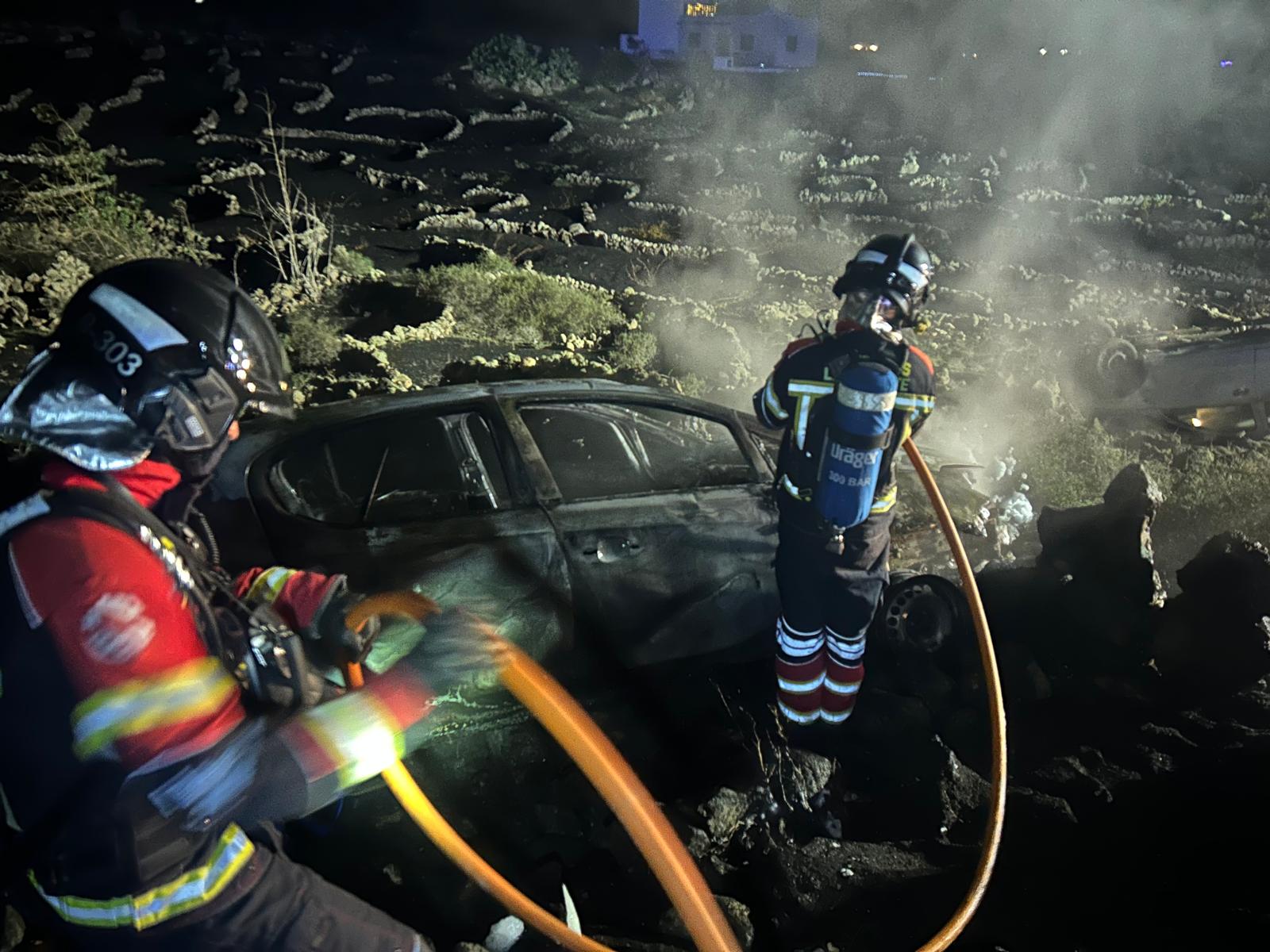 Los bomberos de Lanzarote sofocando el incendio de un vehículo accidentado en La Geria, Lanzarote.