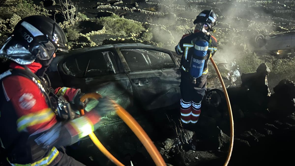 Espectacular choque en La Geria que deja un coche en llamas