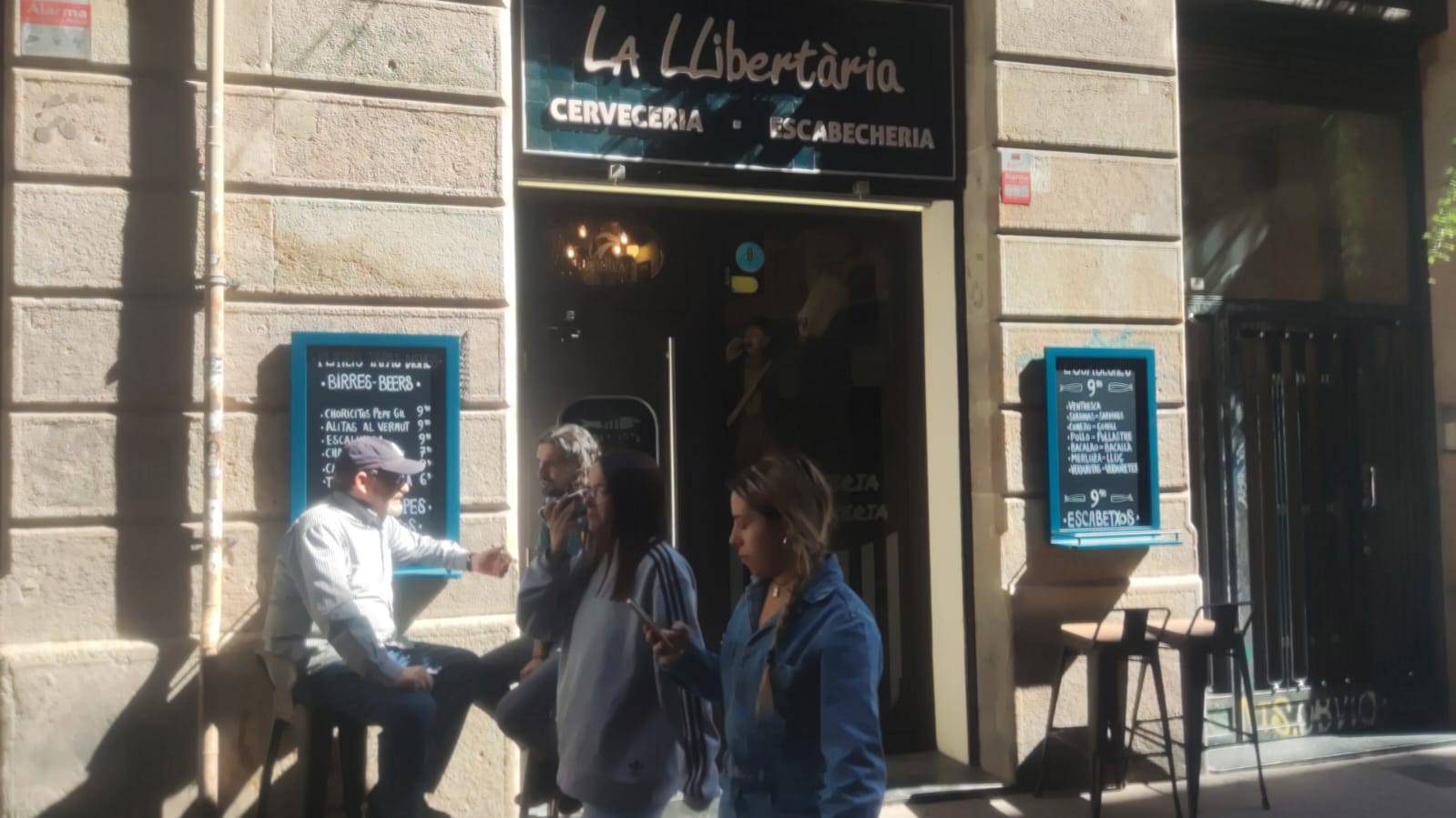 Fachada del bar La Llibertària, cerca de La Rambla de Barcelona.