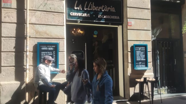 Fachada del bar La Llibertària, cerca de La Rambla de Barcelona.