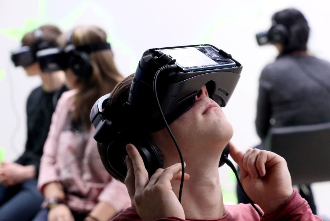 Foto de stock de un joven con gafas de realidad virtual.