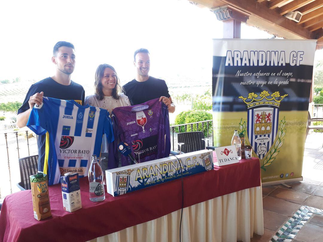 'Pistu' (i) el día de su presentación en las instalaciones de Hoteles Tudanca.