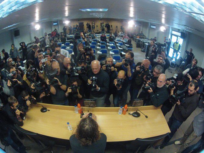 Gran expectació a la compareixença de Carles Puyol a la sala de premsa del Barça