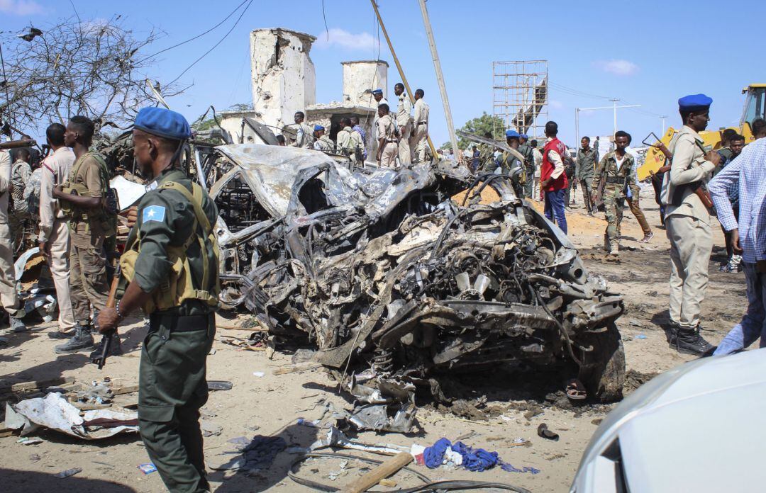 Imagen del vehículo que ha explotado en la mañana de este sábado en la capital somalí. 