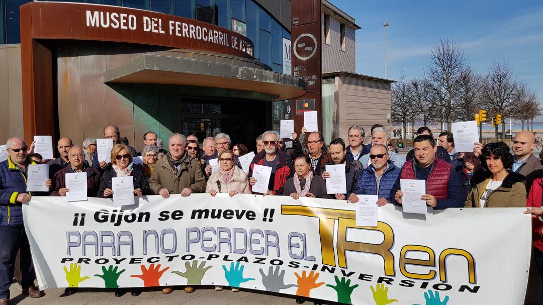 Miembros de la plataforma gijonesa frente al Museo del Ferrocarril.