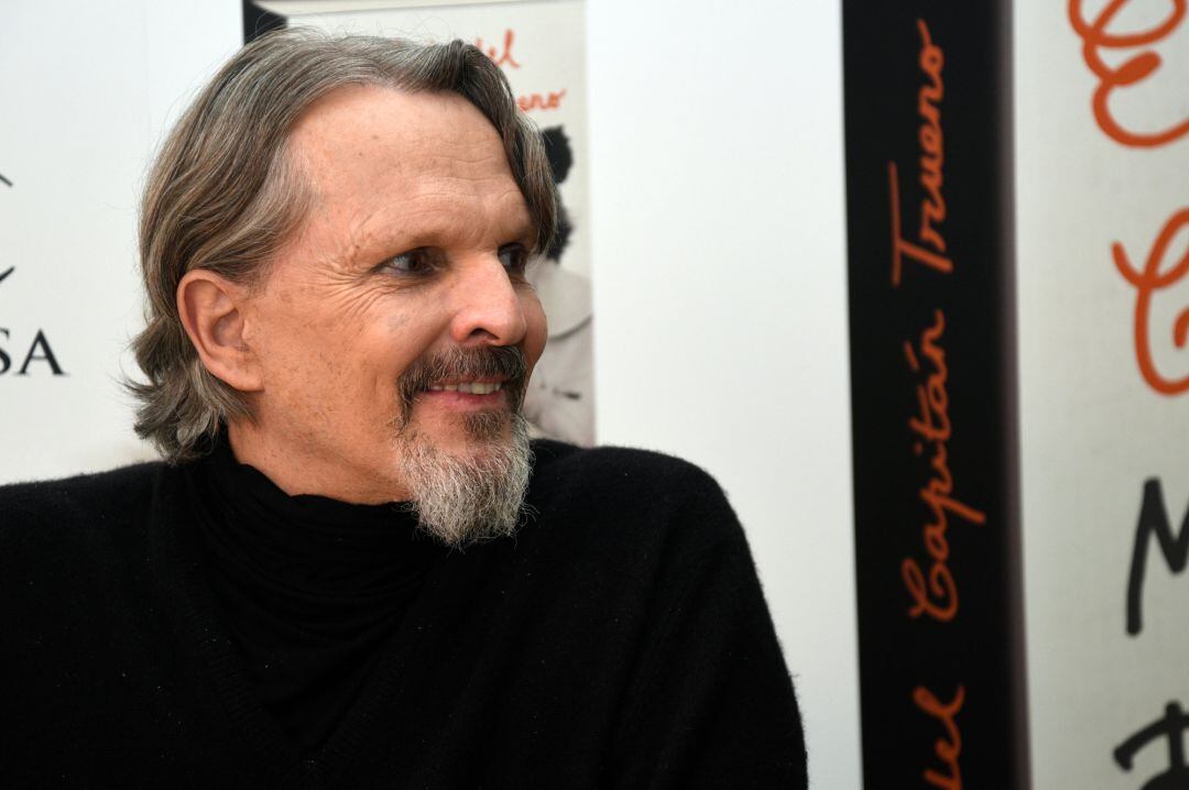 Miguel Bosé posa durante la presentación de su libro 'El hijo del Capitán Trueno', a 10 de noviembre de 2021, en Madrid (España). LIBRO;CANTANTE;FAMOSOS;EL HIJO DEL CAPITÁN TRUENO