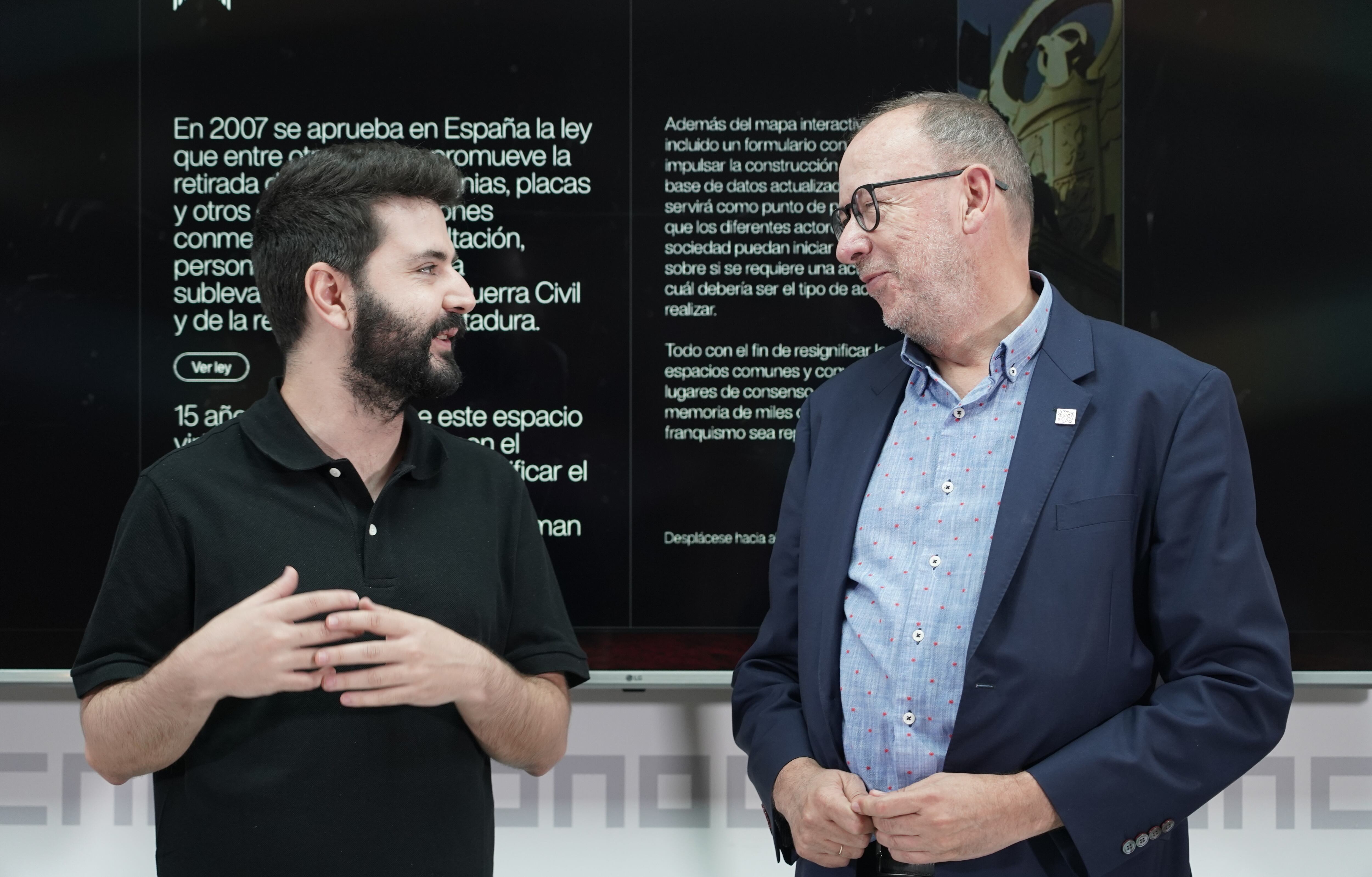 El presidente de la Fundación Jesús Pereda de CCOO de Castila y León, Ignacio Fernández Herrero, y Eduardo España, de Couple Studio, editores de la página (I), presentan el proyecto deberiadesaparecer.com, una página web donde se pueden conocer los 5.600 vestigios y símbolos contrarios a la memoria democrática | Agencia ICAL