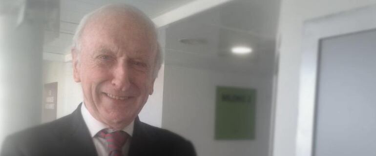 El economista Leopoldo Abadía, por los corredores de la Cadena SER, en la Gran Vía madrileña.