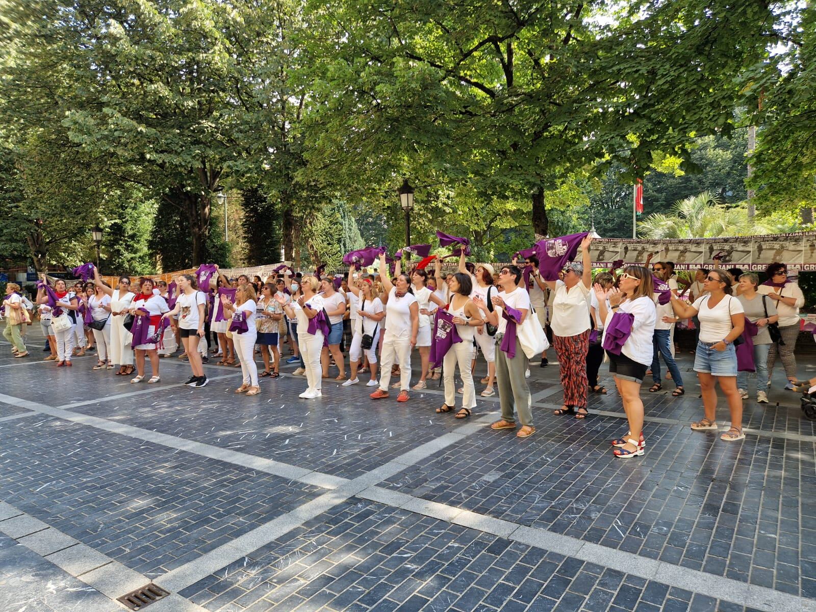 Las trabajadoras de las residencias de mayores de Gipuzkoa en la concentración de este jueves frente al edificio de la Diputación de Gipuzkoa