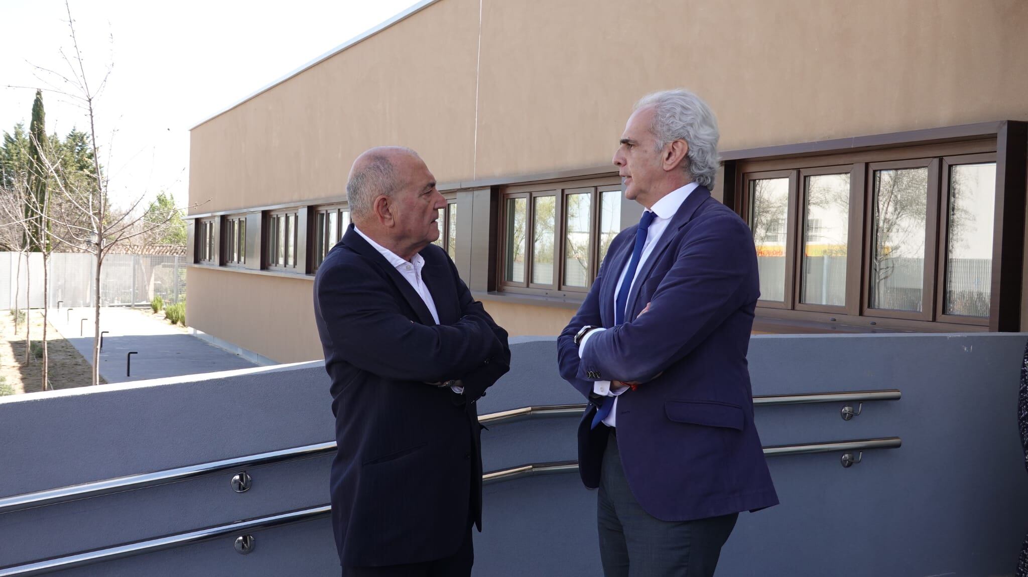 El alcalde de Navalcarnero, José Luis Adell junto al consejero de Sanidad, Enrique Ruiz Escudero