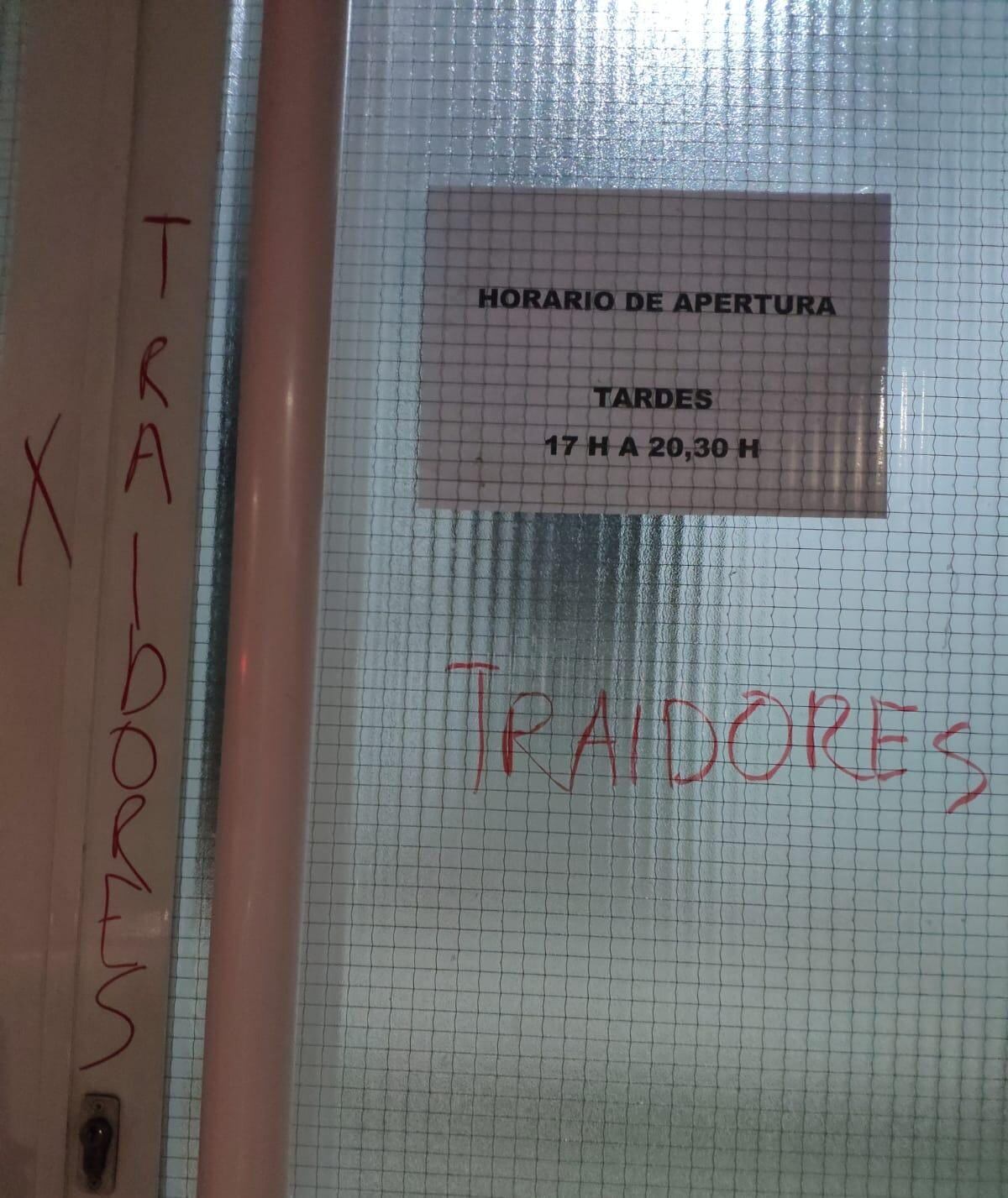 Pintadas de "traidores" en la sede del PSOE de Alicante