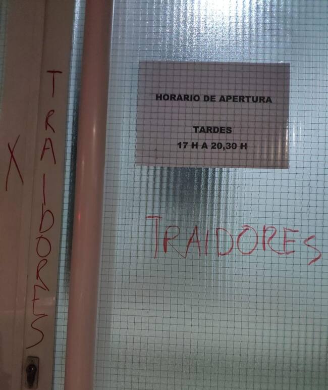 Pintadas de "traidores" en la sede del PSOE de Alicante