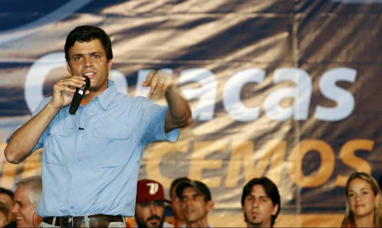 Fotografía de archivo del 23 de abril de 2008 del líder opositor Leopoldo López durante un evento en Caracas (Venezuela). 