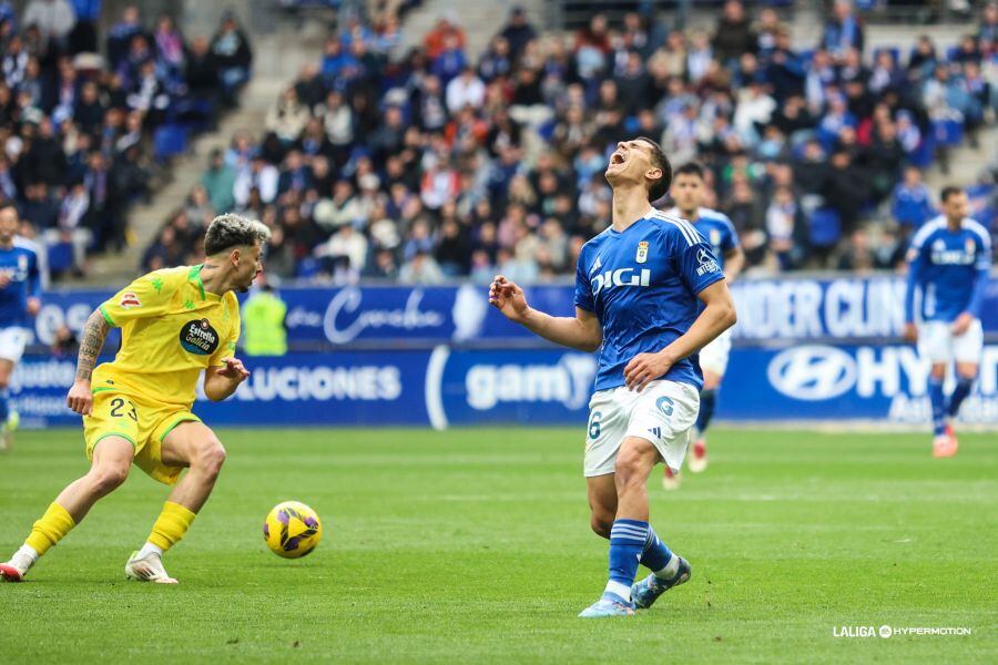 Chaira se lamenta de una acción cortada por Ximo Navarro / LaLiga