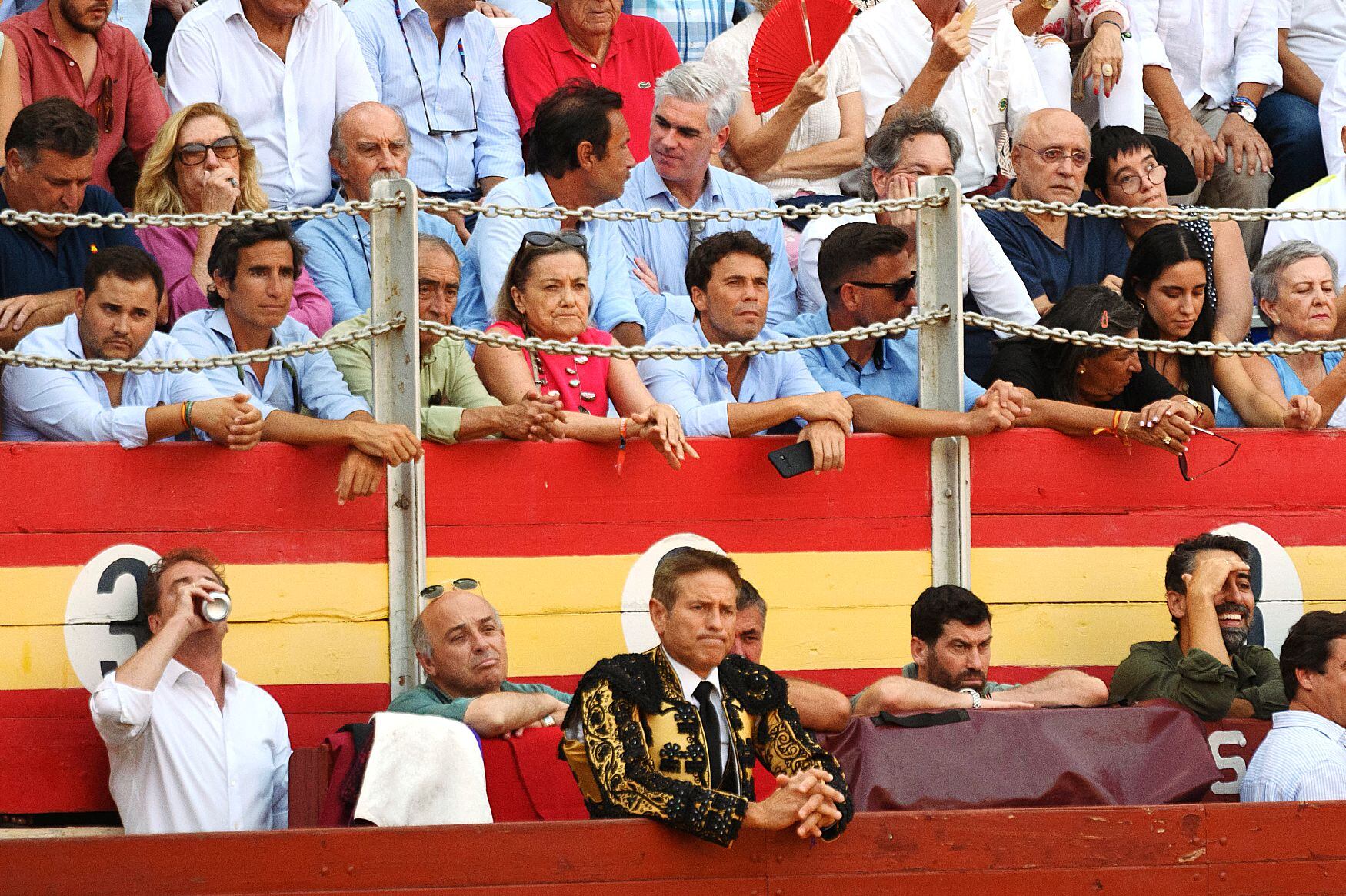 El entrenador del Almería asiste al triunfo de Enrique Ponce en Almería.