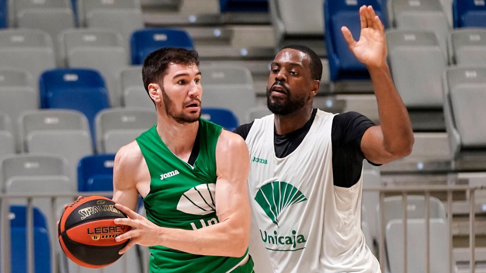 Darío Brizuela, junto a Thomas, sostiene el balón