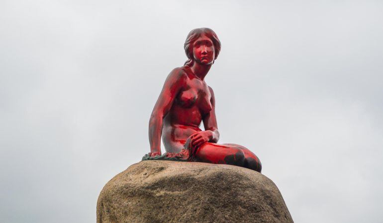 La Sirenita de Copenhage ha aparecido pintada de rojo este martes.