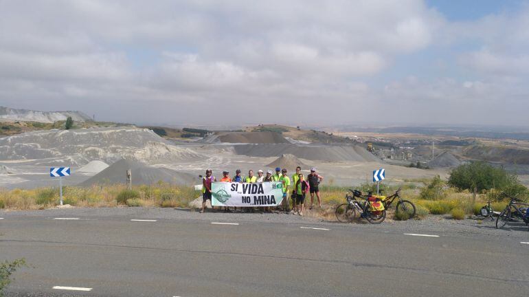 Varios participantes de la Ecomarcha junto a la mina de Aldeavieja