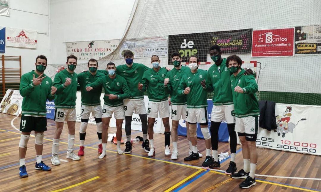 Los jugadores posan tras el triunfo en la pista de Santander.