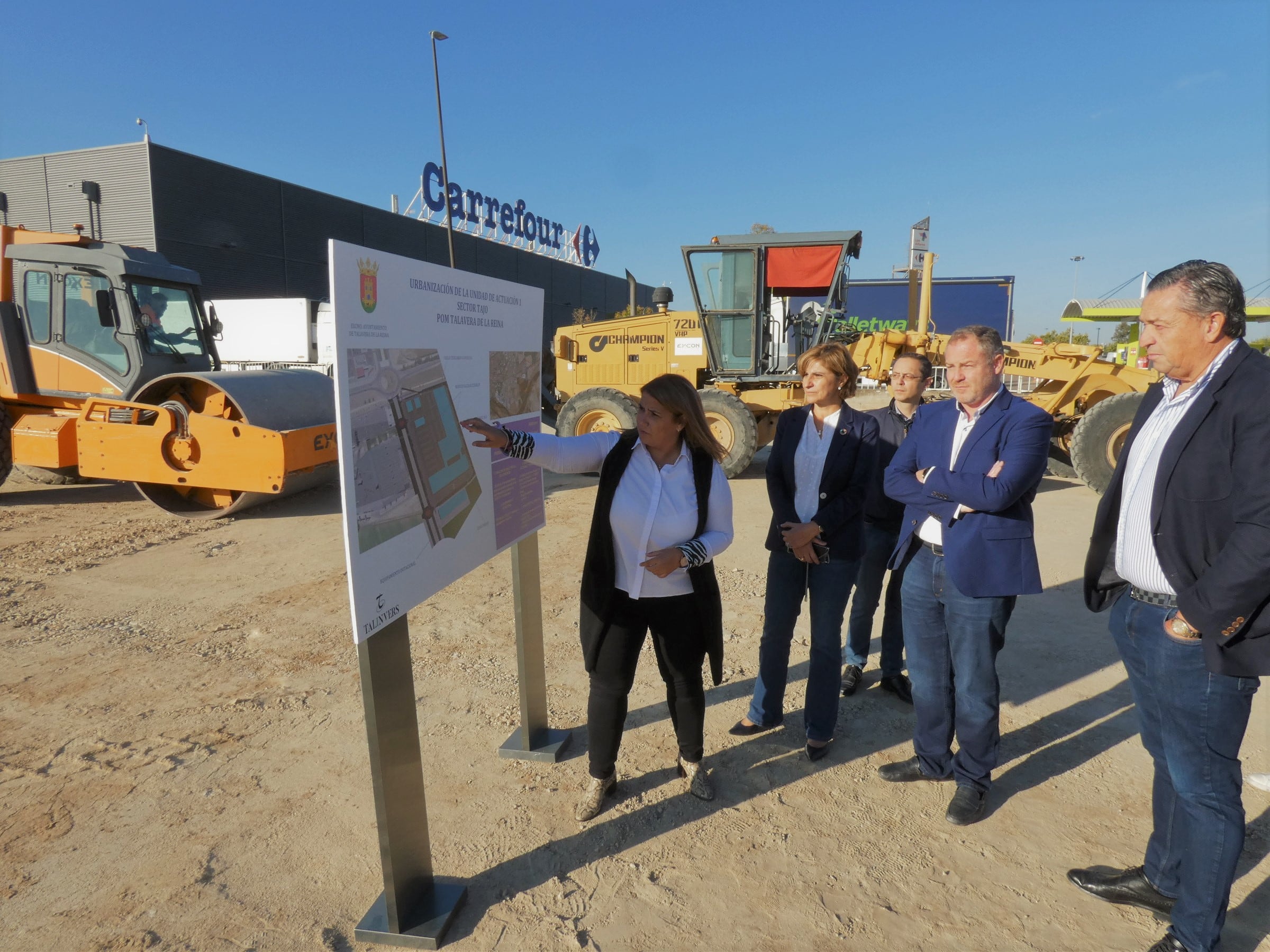 La alcaldesa de Talavera, Tita García Élez, visitando las obras de PAU El Tajo.