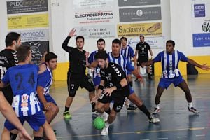 Carlos Candel ataca el entramado defensivo visitante