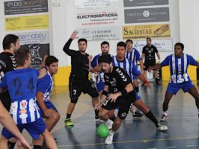 Carlos Candel ataca el entramado defensivo visitante