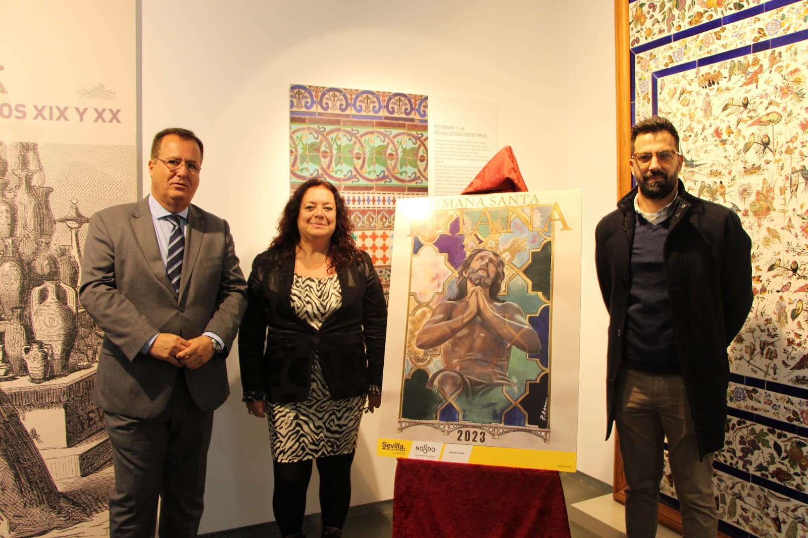 De izquierda a derecha, junto al Cartel de la Semana Santa de Triana, Juan Carlos Cabrera, Encarnación Aguilar y Pablo Rosa