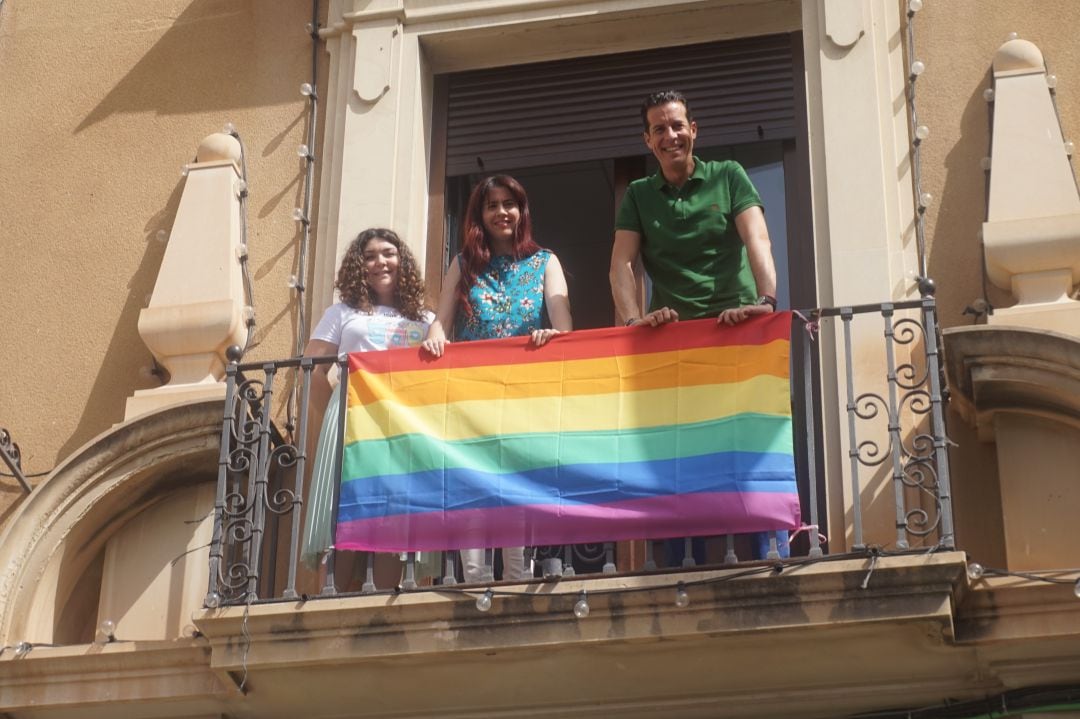 El alcalde de Elda y las ediles de Bienestar Social y Diversidad respués del colgar la bandera del Orgullo Gay en el balcón del Ayuntamiento 