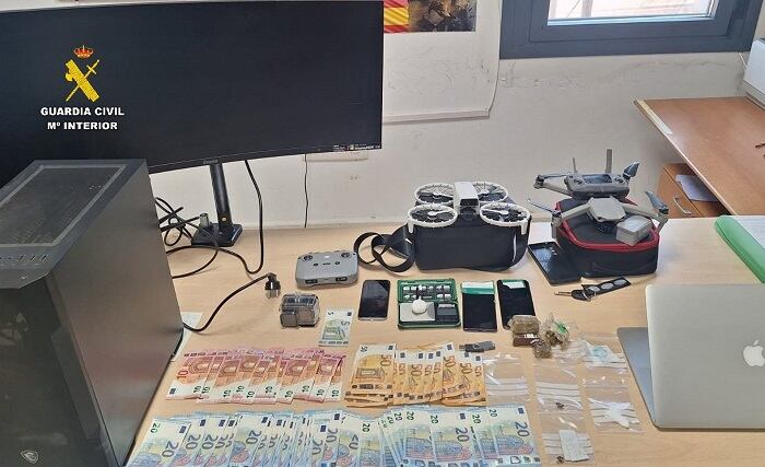 Detenidas dos personas al desmantelar una vivienda que operaba como punto de venta de drogas en Tarifa