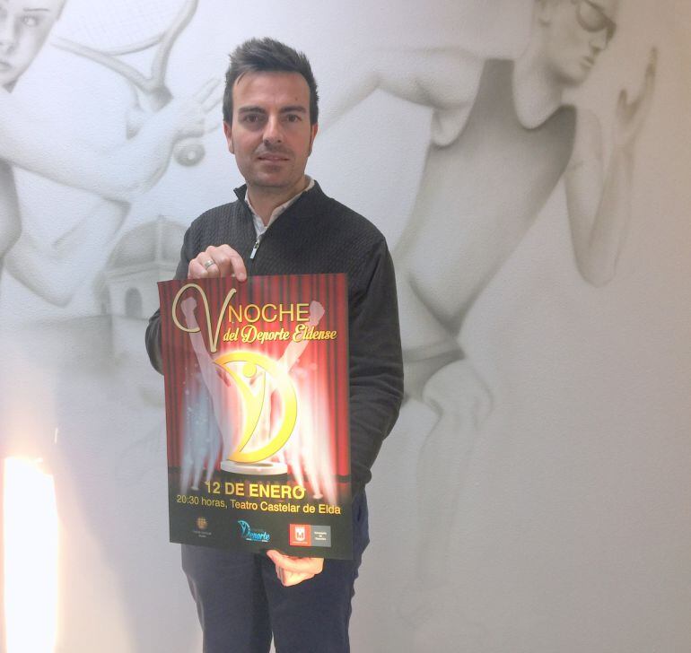 Fernando Gómez, edil de Deportes de Elda, con el cartel de la Noche del Deporte Eldense