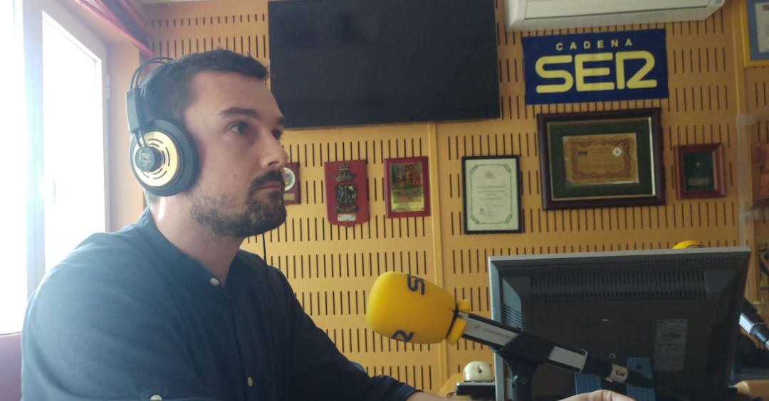 Martín Vila en los estudios de Radio Cádiz