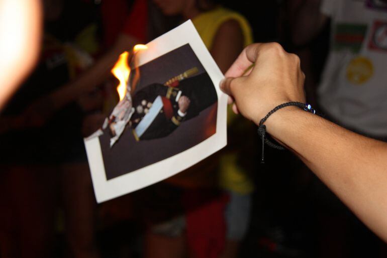 Una imagen de la quema de la fotografía del rey durante la Diada