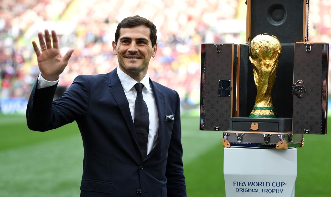 Iker Casillas, con la Copa del Mundo antes de un partido del Mundial 2018.