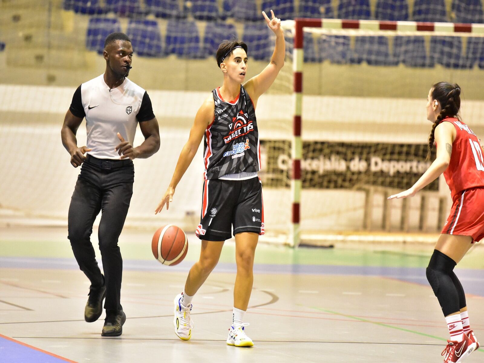 Una de las jugadoras del Magec Tías Contra la Violencia de Género marcando jugada.