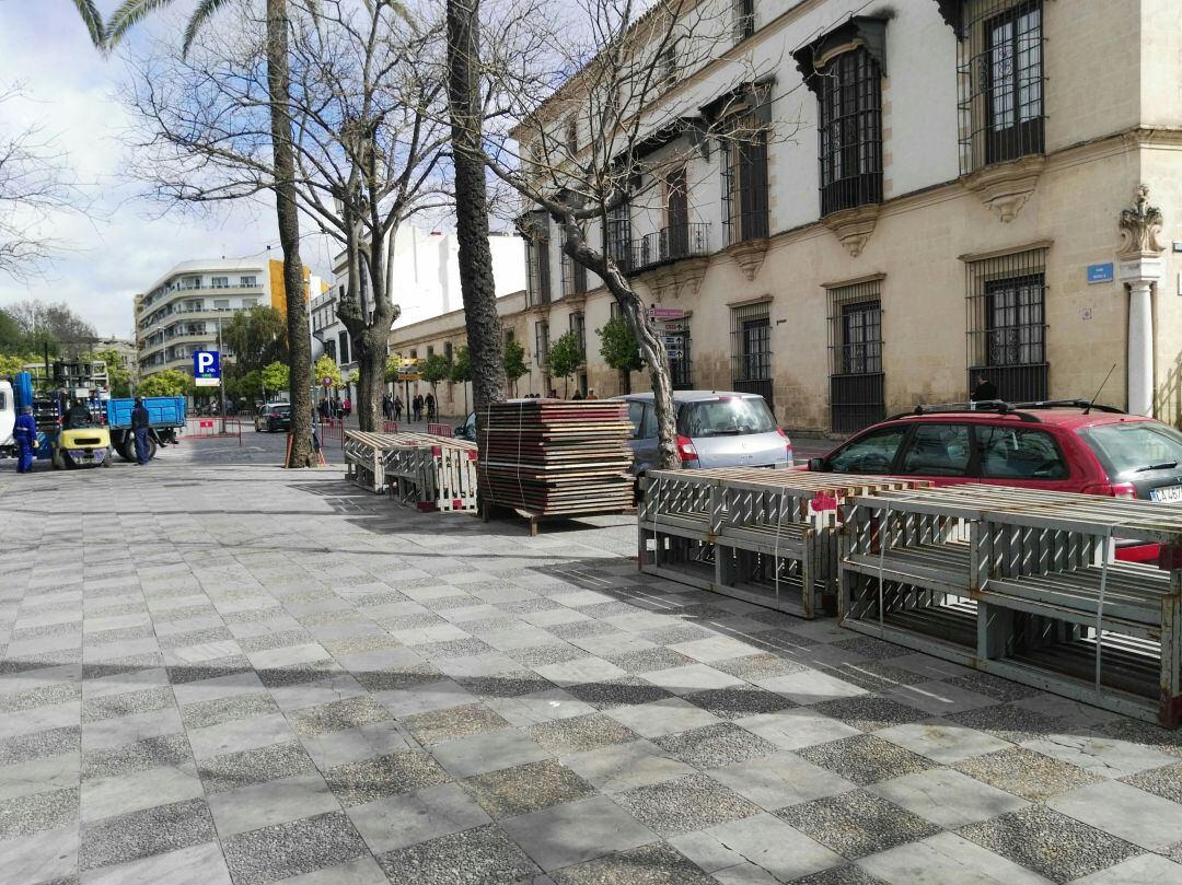 El montaje de los palcos se ha iniciado en la Alameda Cristina