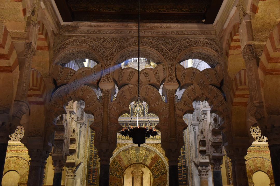 Vista interior de la Mezquita Catedral de Córdoba con el Mirhab al fondo. 