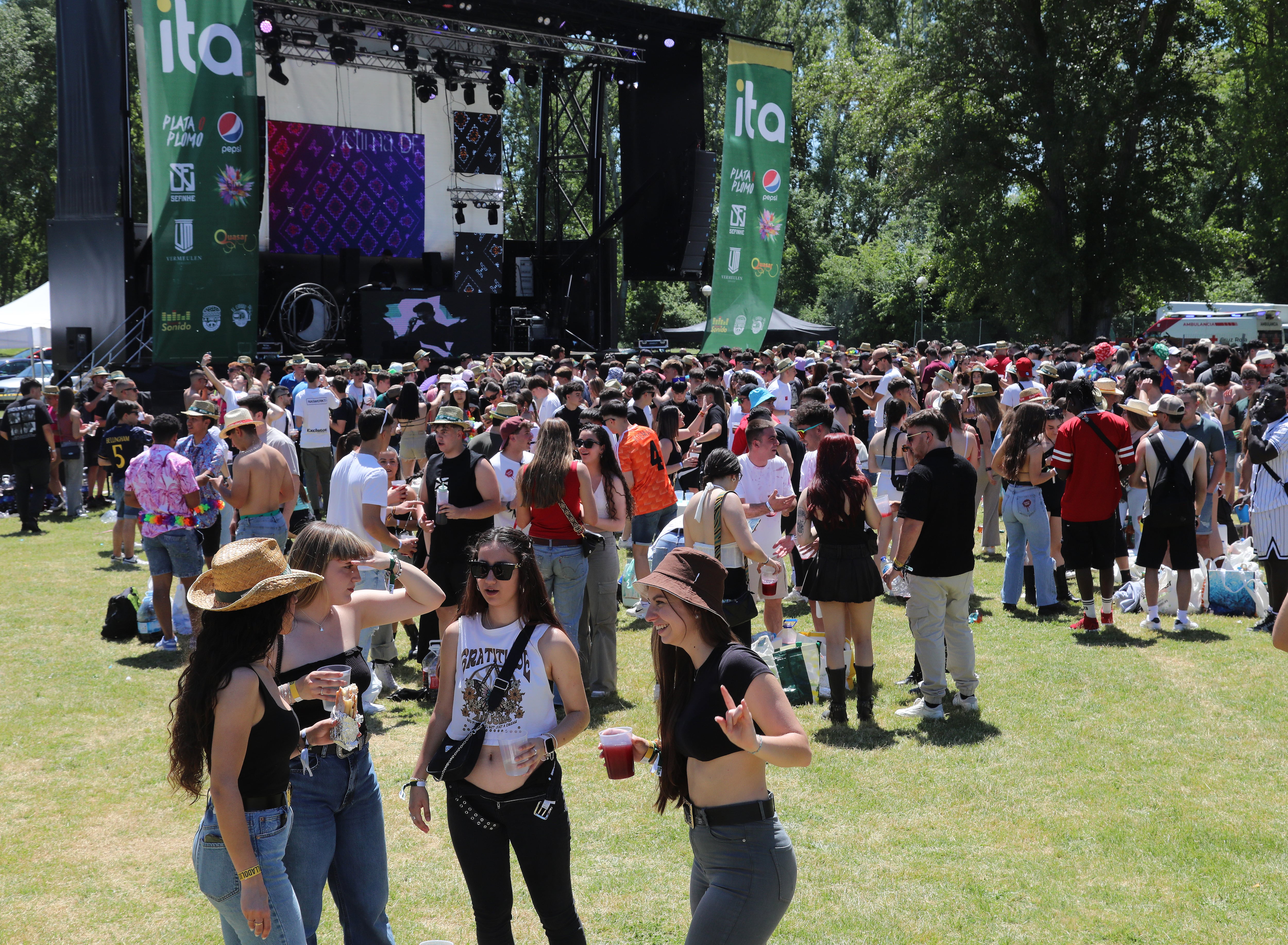 Miles de jóvenes de la Comunidad se dan cita en el parque Ribera Sur de la capital palentina para celebrar la ITA, una de las fiestas universitarias más populares de la región