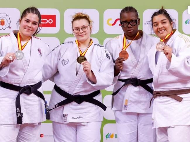 Mama Coulibaly con al medalla de bronce. Foto: CJ Binéfar