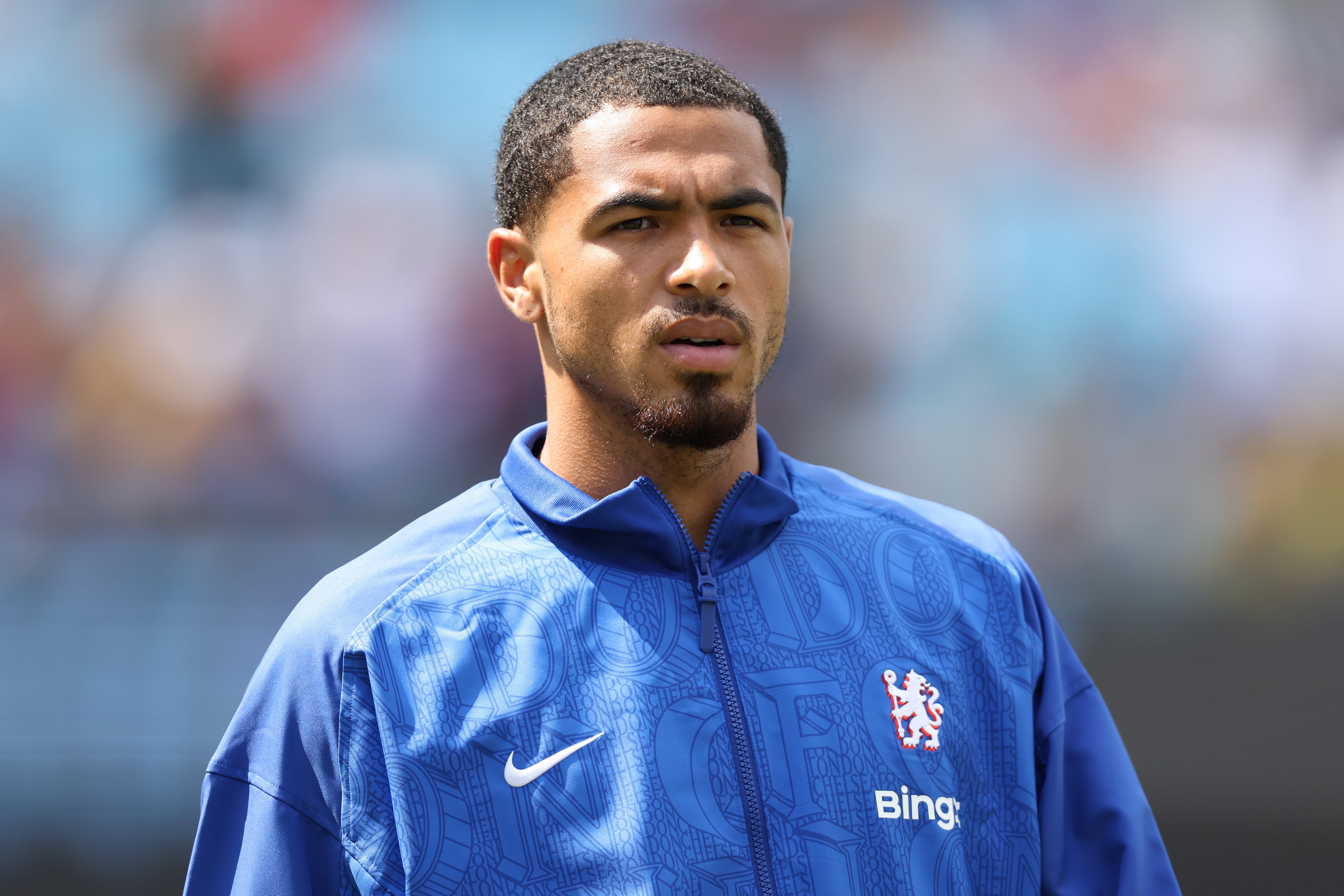 CHARLOTTE, CAROLINA DEL NORTE - 28 DE JUNIO: Levi Colwill #6 del Chelsea FC observa antes del partido de octavos de final de la Copa Mundial de Clubes de la FIFA 2025 entre el SL Benfica y el Chelsea FC en el Bank of America Stadium el 28 de junio de 2025 en Charlotte, Carolina del Norte. (Foto de Ira L. Black - FIFA/FIFA vía Getty Images)