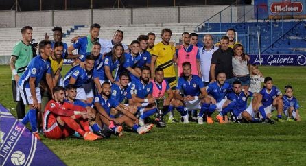 Los jugadores del Linares Deportivo posan con el trofeo conseguido.