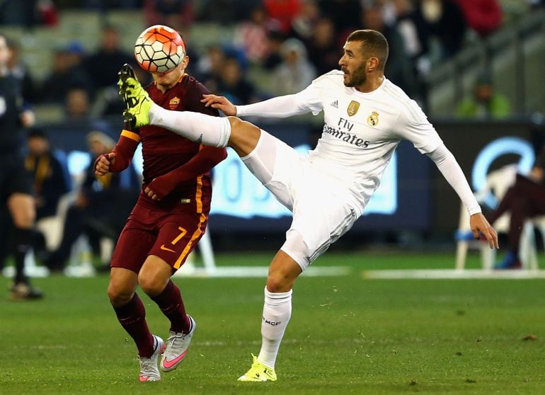 Karim Benzema controla un balón durante el partido ante