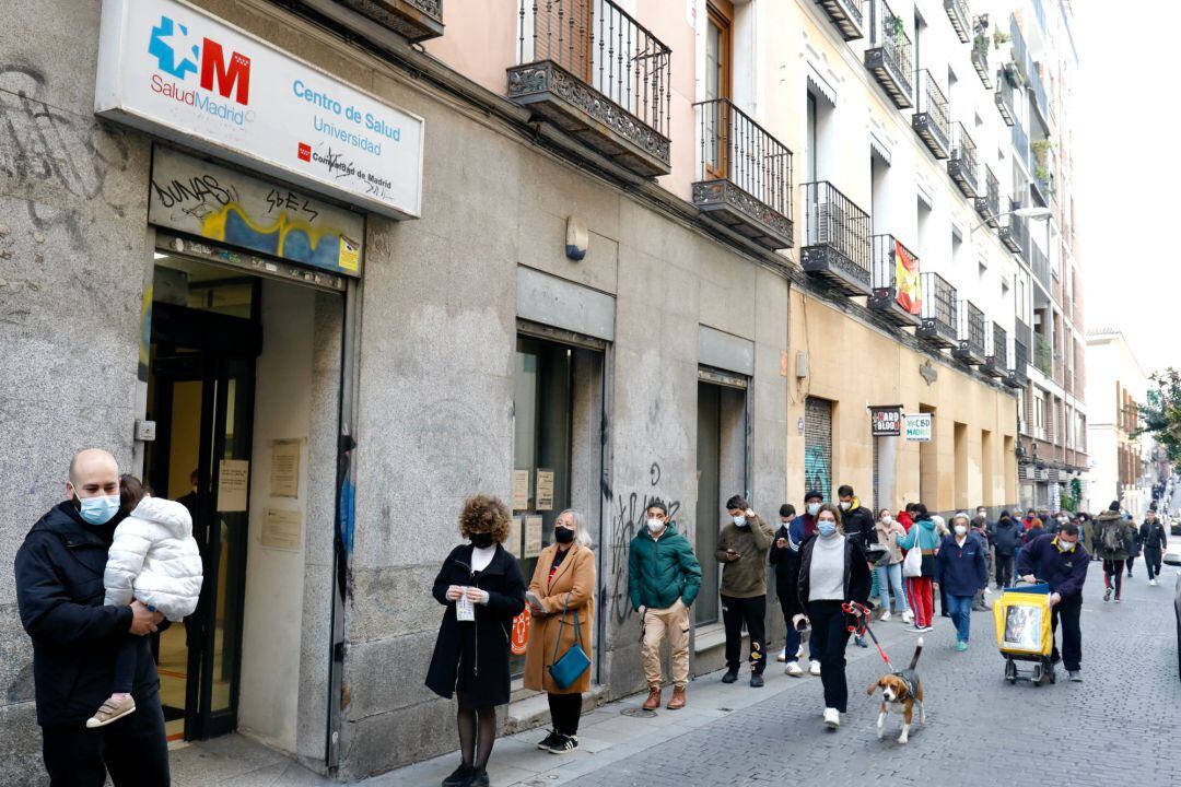 Varias personas esperan para realizarse un test de Covid-19 en el Centro de Salud Universidad, a 21 de diciembre de 2021, en Madrid.