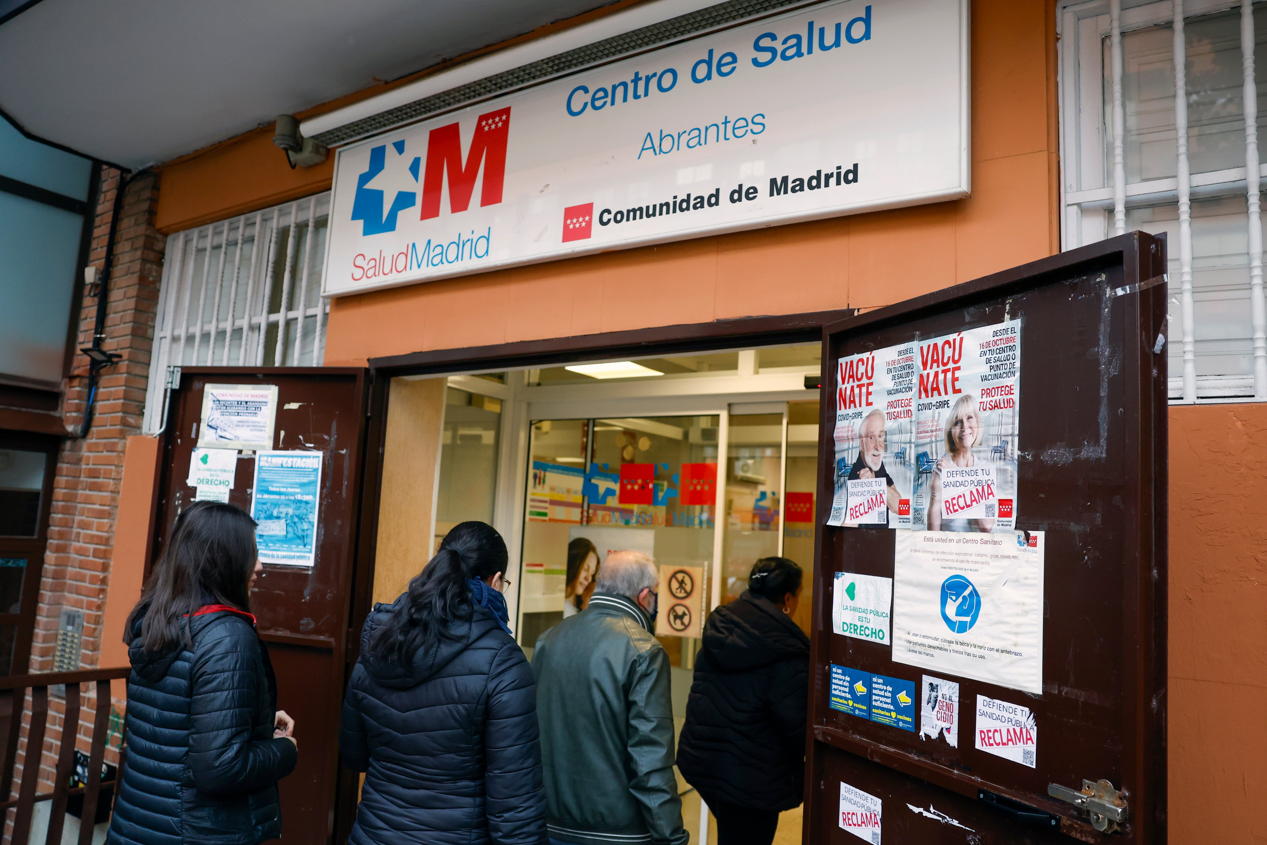 Varias personas entran este miércoles del Centro de Atención Primaria de Abrantes Madrid. Los centros de salud se encuentra saturados debido a la epidemia estacional de virus respiratorios como la gripe y la covid