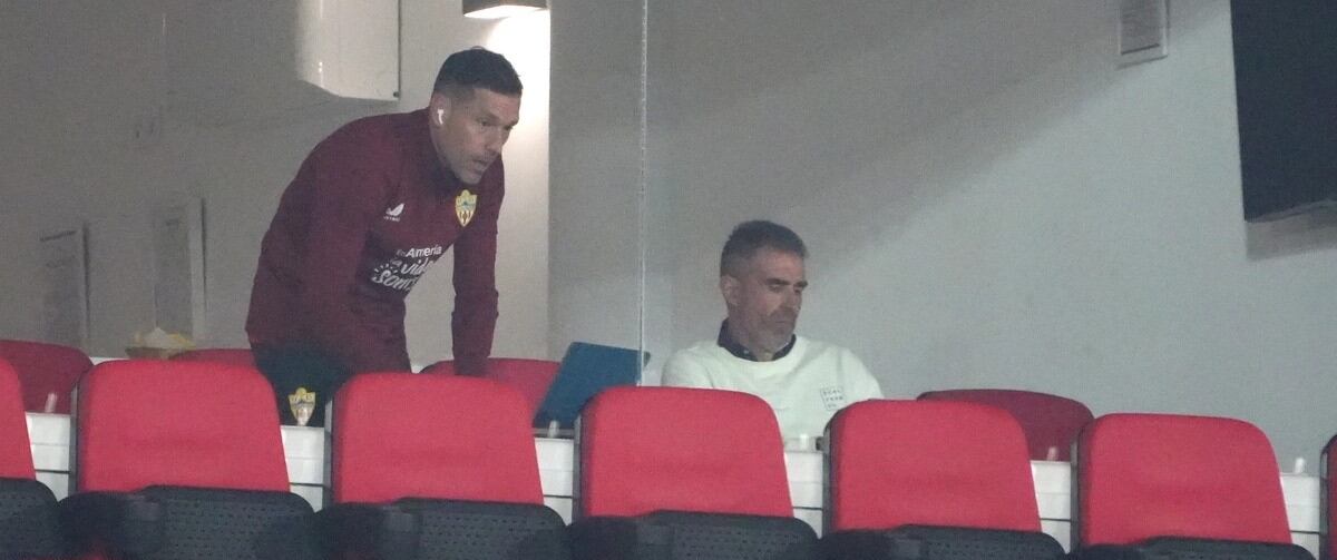 Garitano desde el palco en el Almería-Alavés.