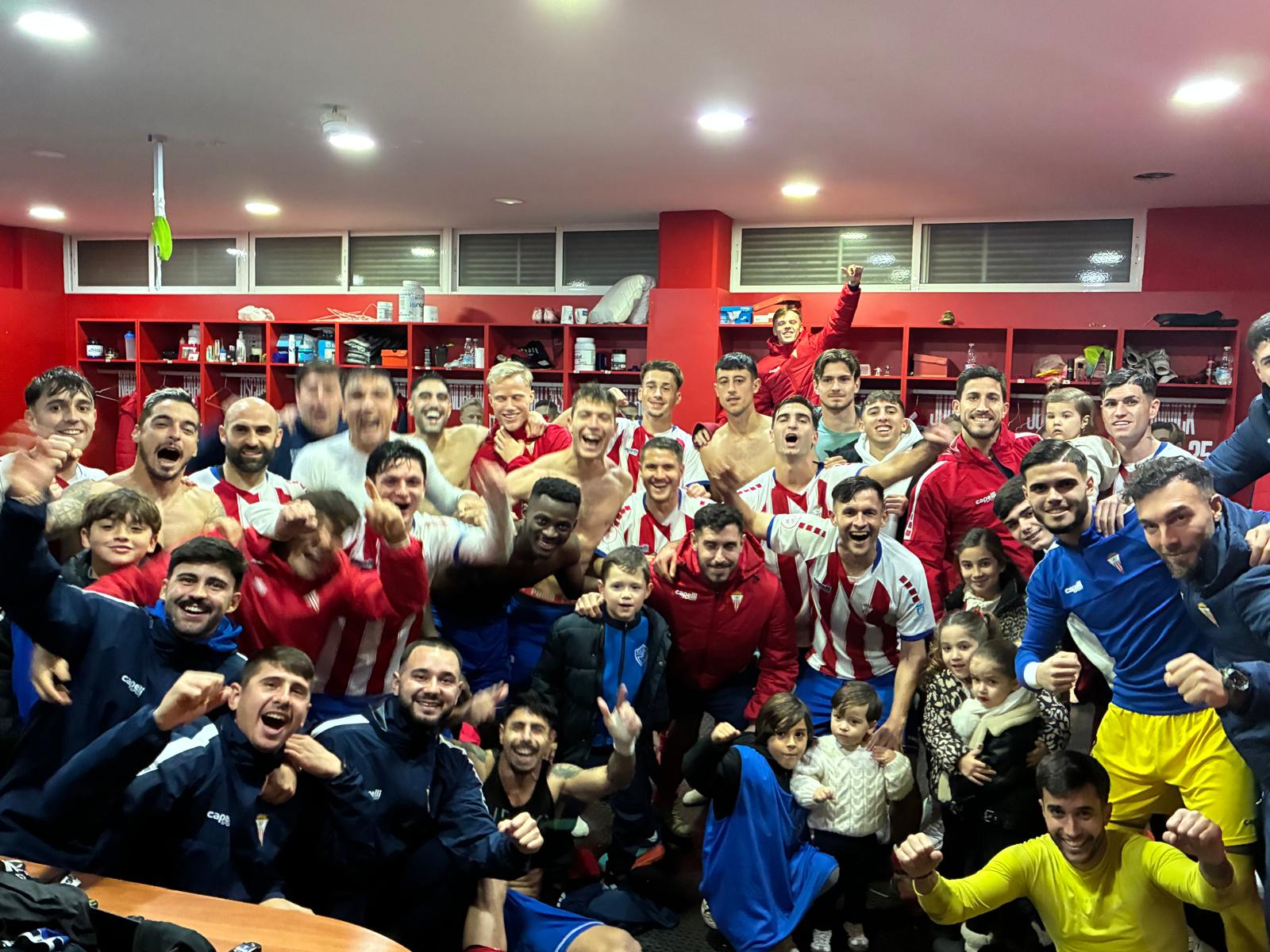 La plantilla celebra el triunfo