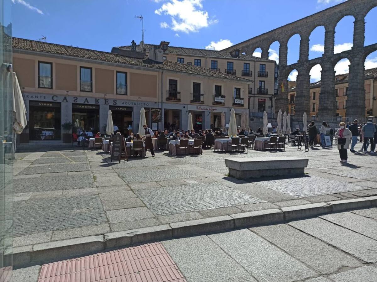 La Junta cerrará el interior de la hostelería de Segovia el próximo martes si se mantiene la alta incidencia