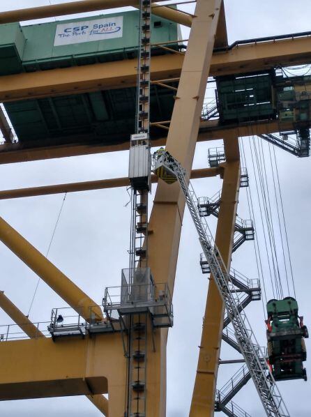 Momento del rescate del operador en el muelle Príncipe Felipe