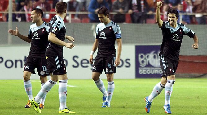 Álex López celebra el gol con el resto de sus compañeros.