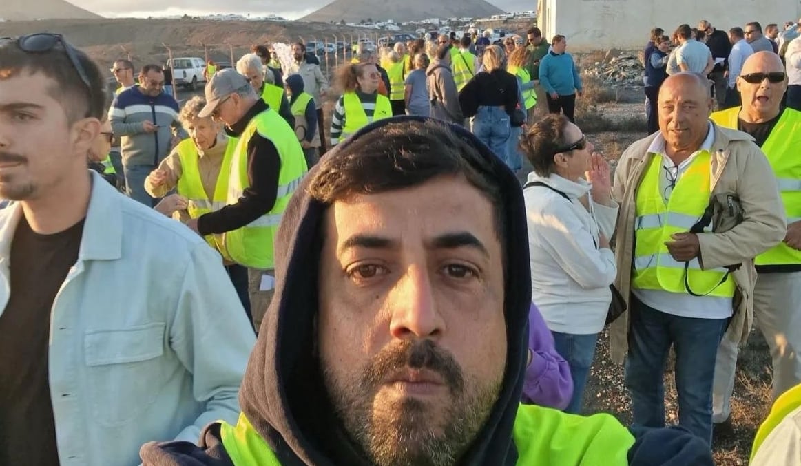 Representantes de CC en la concentración contra un centro de acogida de migrantes en Güime, Lanzarote.